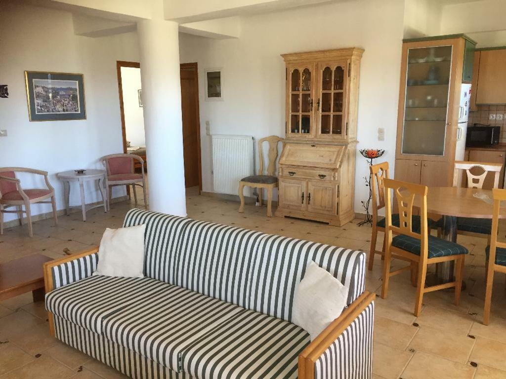 Villas Alexandros Petrino Каламаки Екстериор снимка